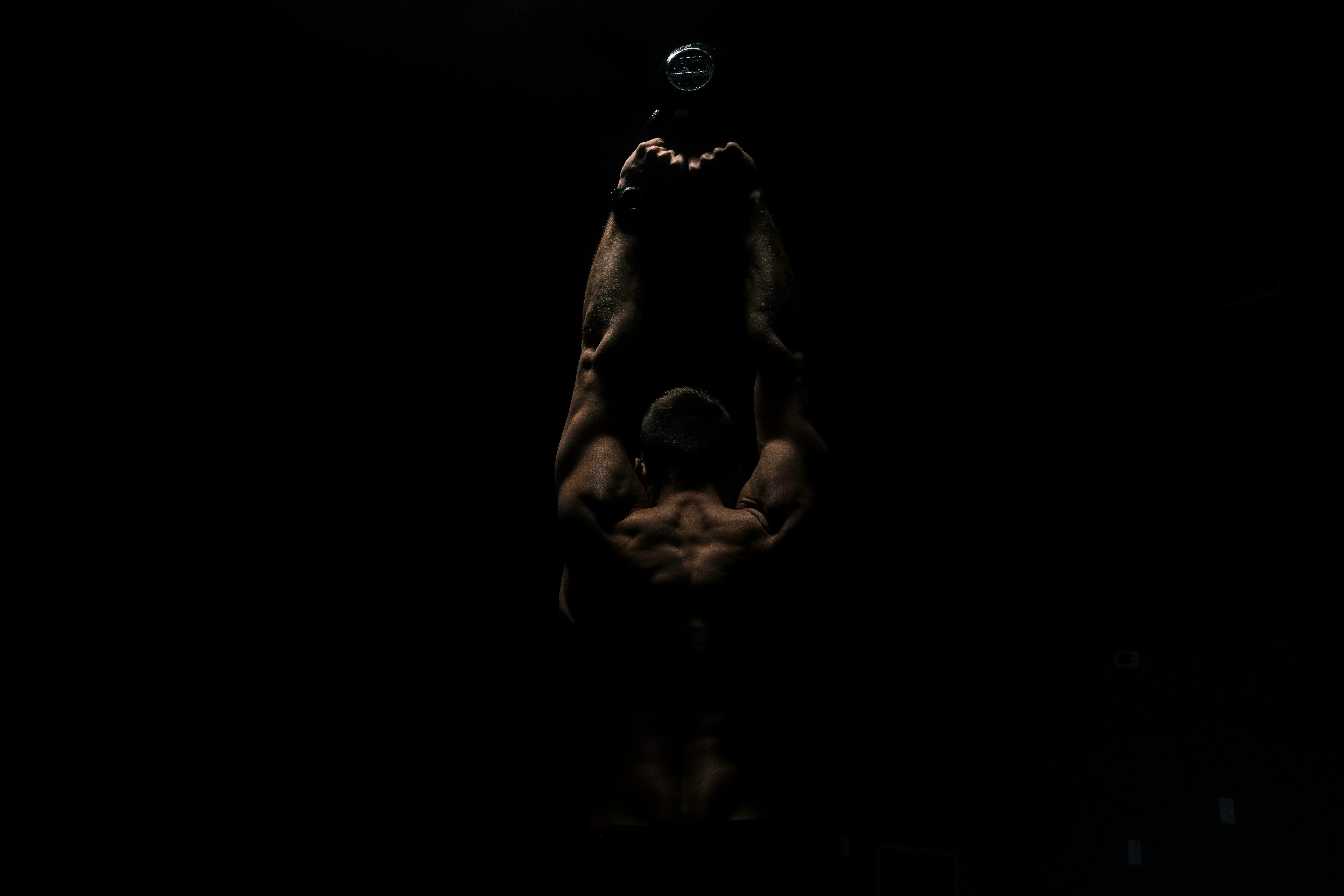 SC Coach soulevant des poids.